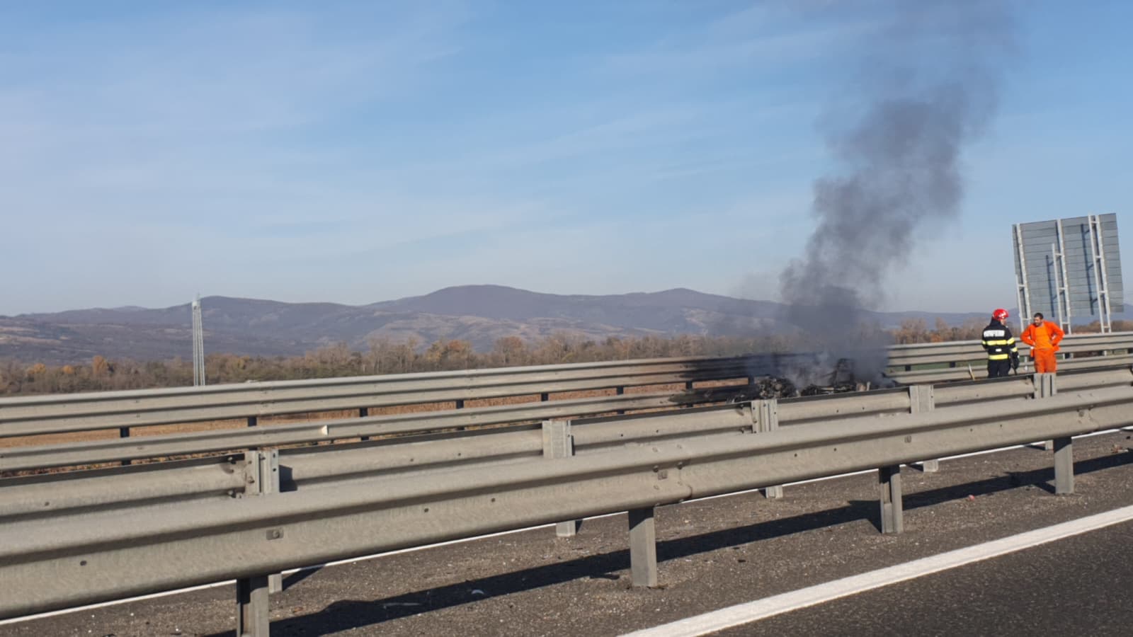 O mașină a ars complet pe A1, în dreptul localității Orăștie, iar două mașini s-au ciocnit pe sensul opus