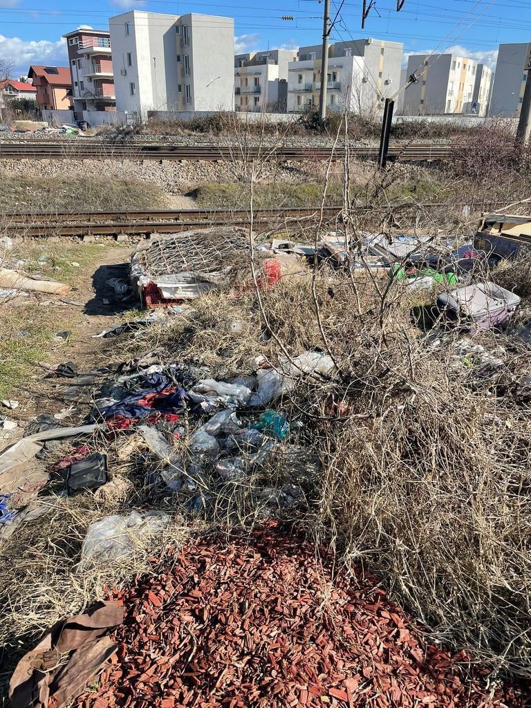 Mai multe zone unde erau arse ilegal cantități mari de deșeuri, descoperite la marginea Capitalei