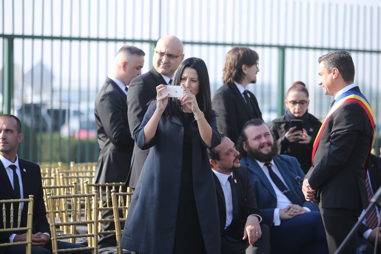 Regina-Mamă Elena, alături de fiul ei, regele Mihai. Sicriul cu rămășițele pământești a ajuns la Curtea de Argeș