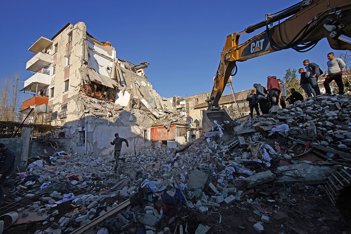 Cutremur devastator în Albania: 40 de morți și 658 de răniți. Momentul în care s-a produs seismul, surprins de camerele de supraveghere