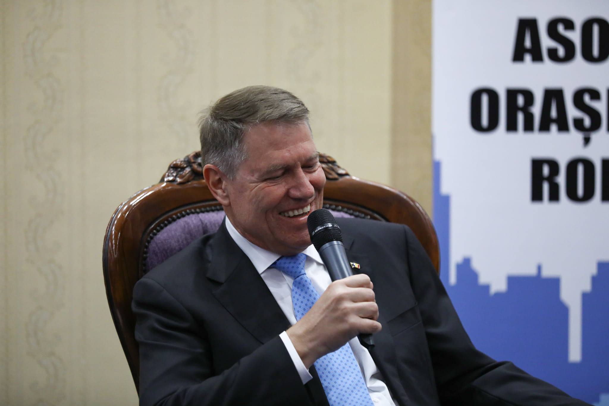 FOTO | Iohannis atacă PSD, la o întâlnire cu primarii de oraşe: "Nu doresc să se folosească bani europeni. Primarii, puşi în situaţia penibilă să stea cu mâna întinsă la Guvern"