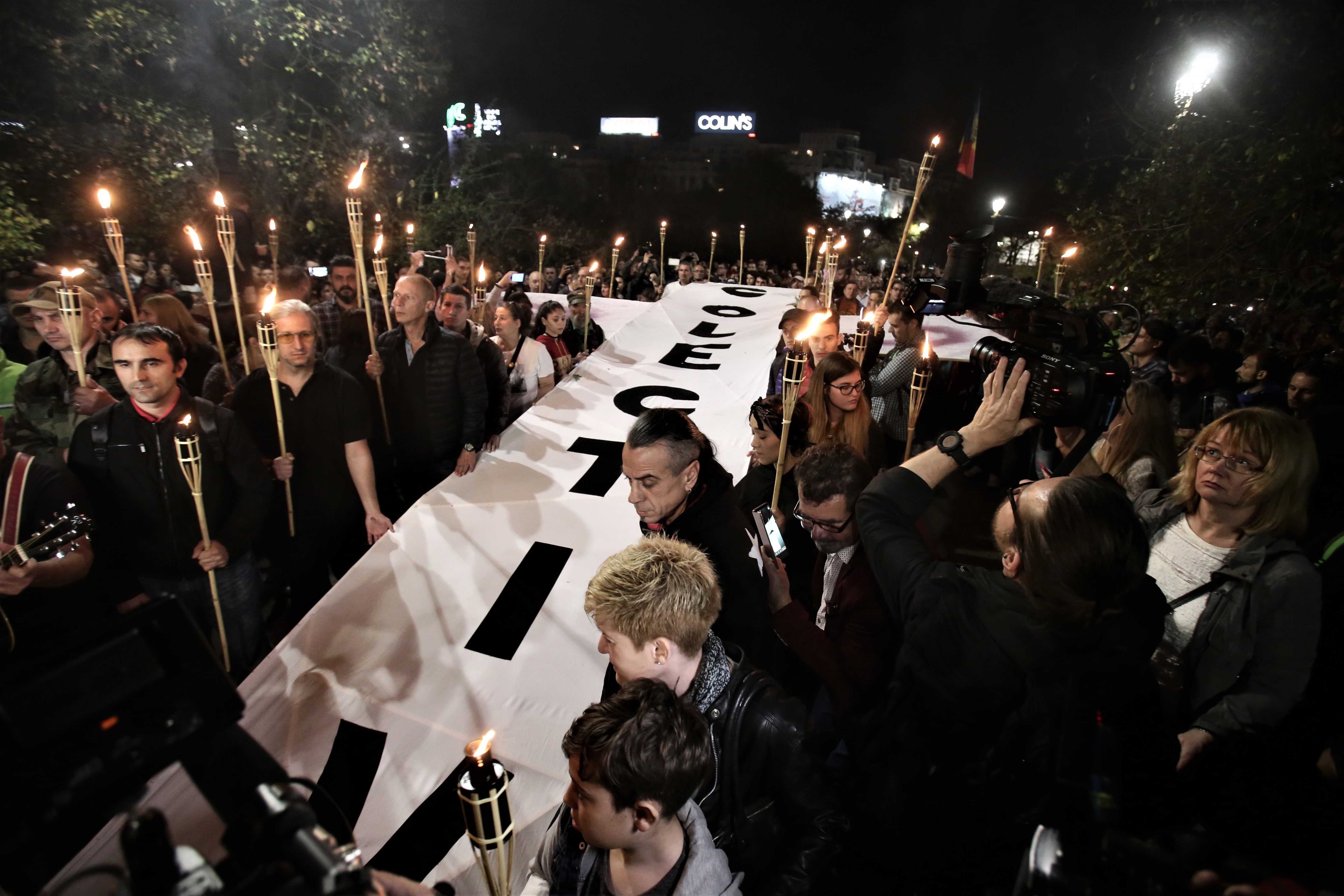 FOTO&VIDEO / Marșul chitarelor, pe muzica durerii. Sute de oameni au adus un omagiu celor care au murit în Colectiv. Părinții și-au înăbușit durerea: „Vrem să se facă dreptate”