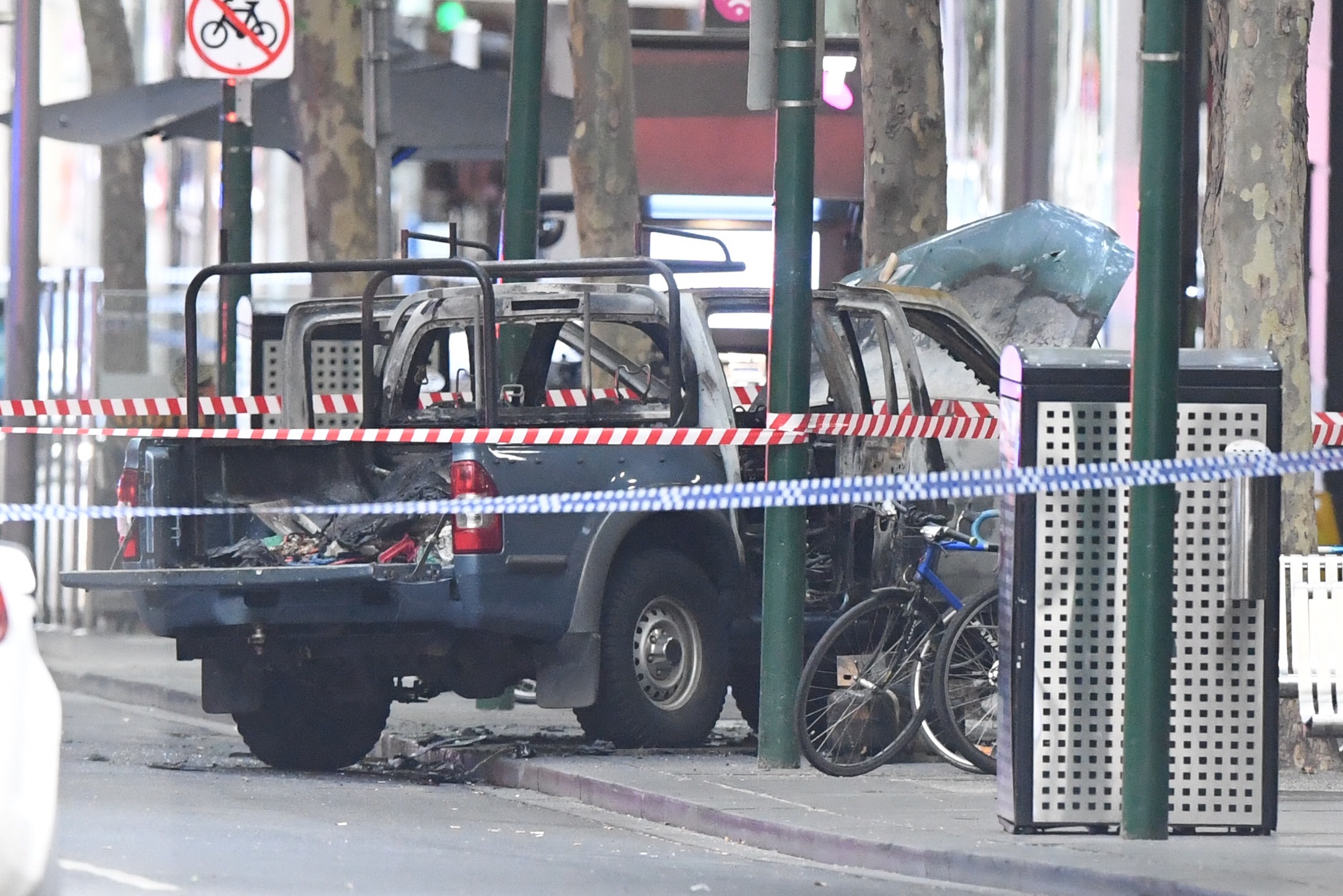 UPDATE / Atac terorist la Melbourne: Un bărbat și-a dat foc la mașină și apoi a înjunghiat mai mulți trecători (FOTO & VIDEO)