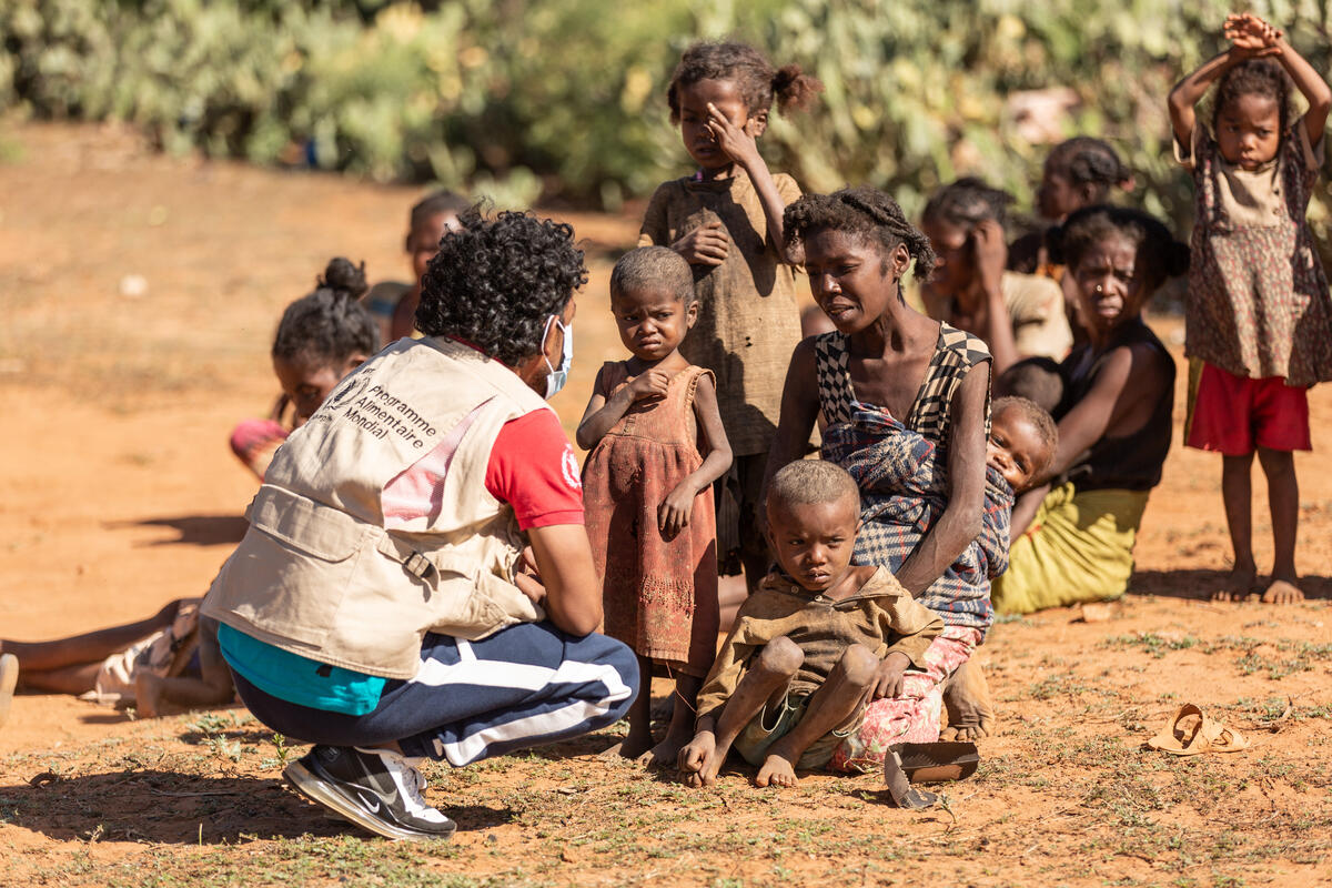 Locuitorii din Madagascar, nevoiți să mănânce greieri, frunze de cactus și noroi, din cauza foametei