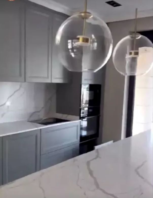 Imagini cu casa în care locuiește Vlăduța Lupău. Mobila a fost făcută la comandă și s-au folosit materiale de lux