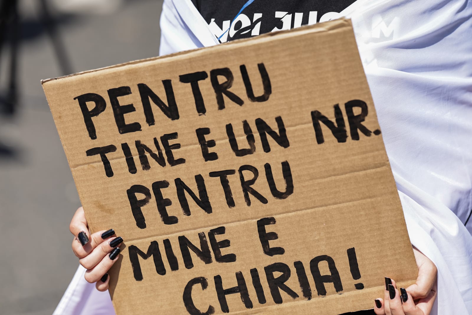 Studenții din toată țara protestează față de reducerea burselor: „Nu vă atingeți de burse!”