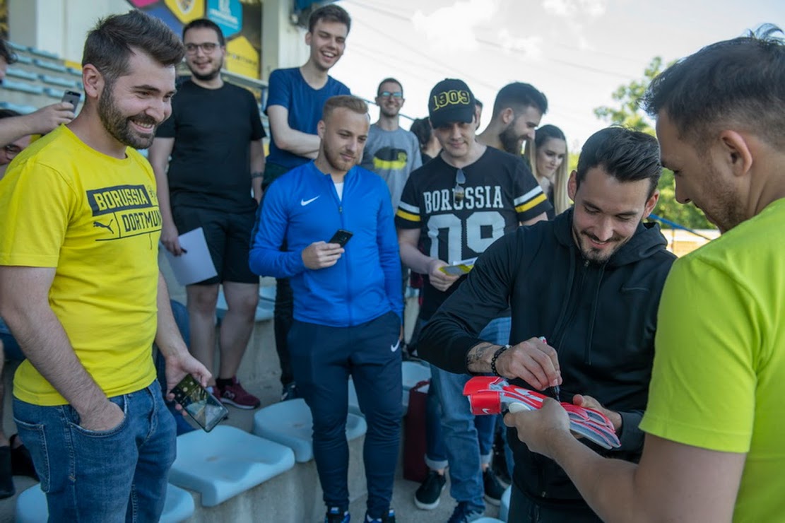 GALERIE FOTO / Roman Bürki, portar la Borussia Dortmund, a fost în România pentru a-i ajuta pe copiii români