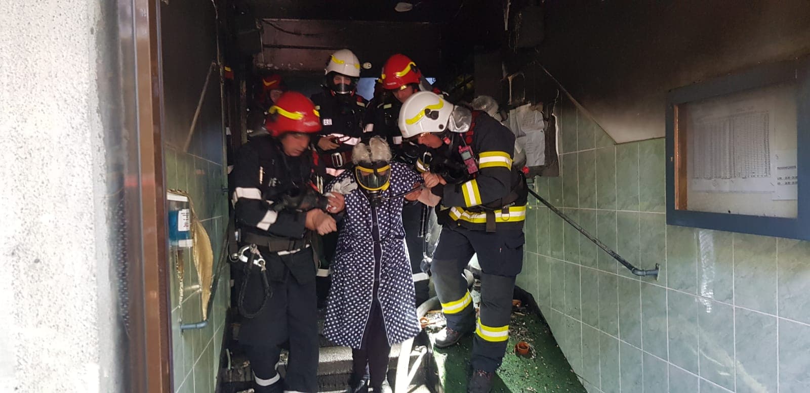 Explozie într-un bloc din Calea Giulești, din București. Într-un apartament de la parterul imobilului au izbucnit în flăcări