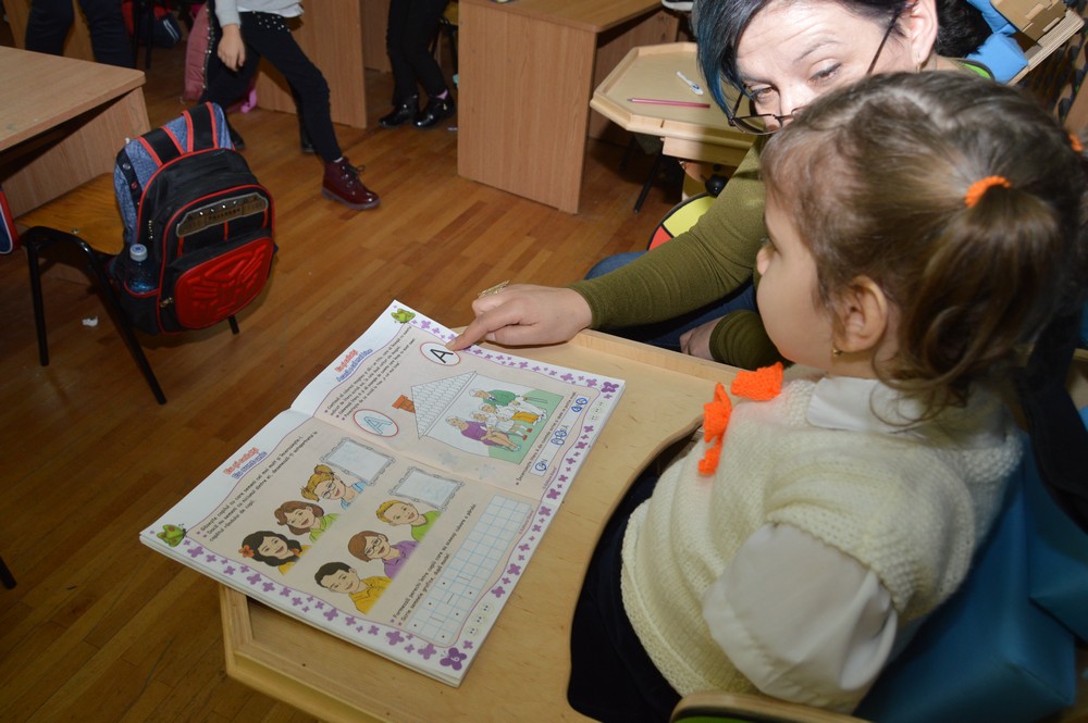 EXCLUSIV/ Delia, fetița care în pofida handicapului grav merge la o școală obișnuită, s-a integrat bine în colectiv: "Îmi place mult la școală"/FOTO