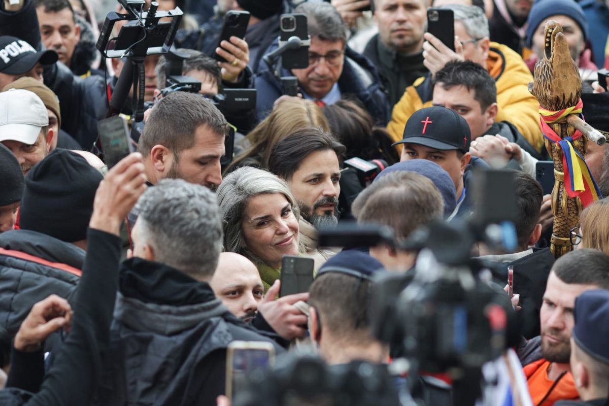 Unul dintre bodyguarzii Cristelei Georgescu a venit la protest cu o armă de foc neletală, pe care nu avea dreptul să o poarte la adunări publice
