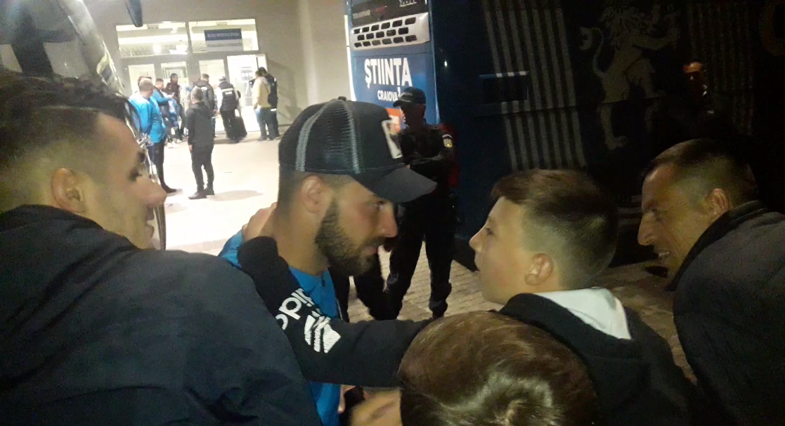 VIDEO | Miracol în Bănie. Fanii Craiovei au făcut selfie, în miez de noapte, cu fotbaliștii de la FCSB. În schimb, Mihai Stoica a fost înjurat ca la ușa cortului