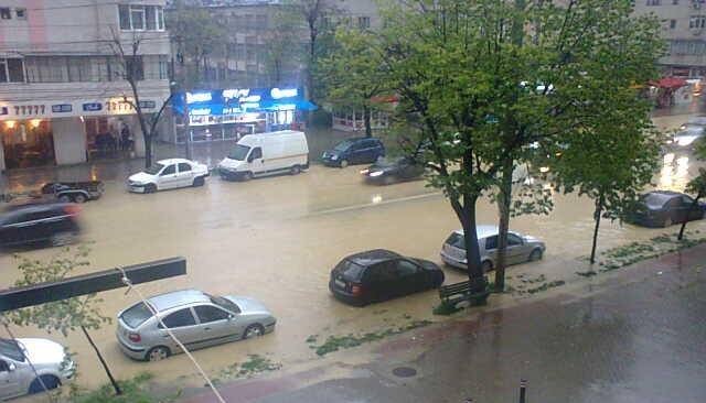 Iașiul, paralizat după o ploaie torențială! VEZI IMAGINILE DEZASTRULUI