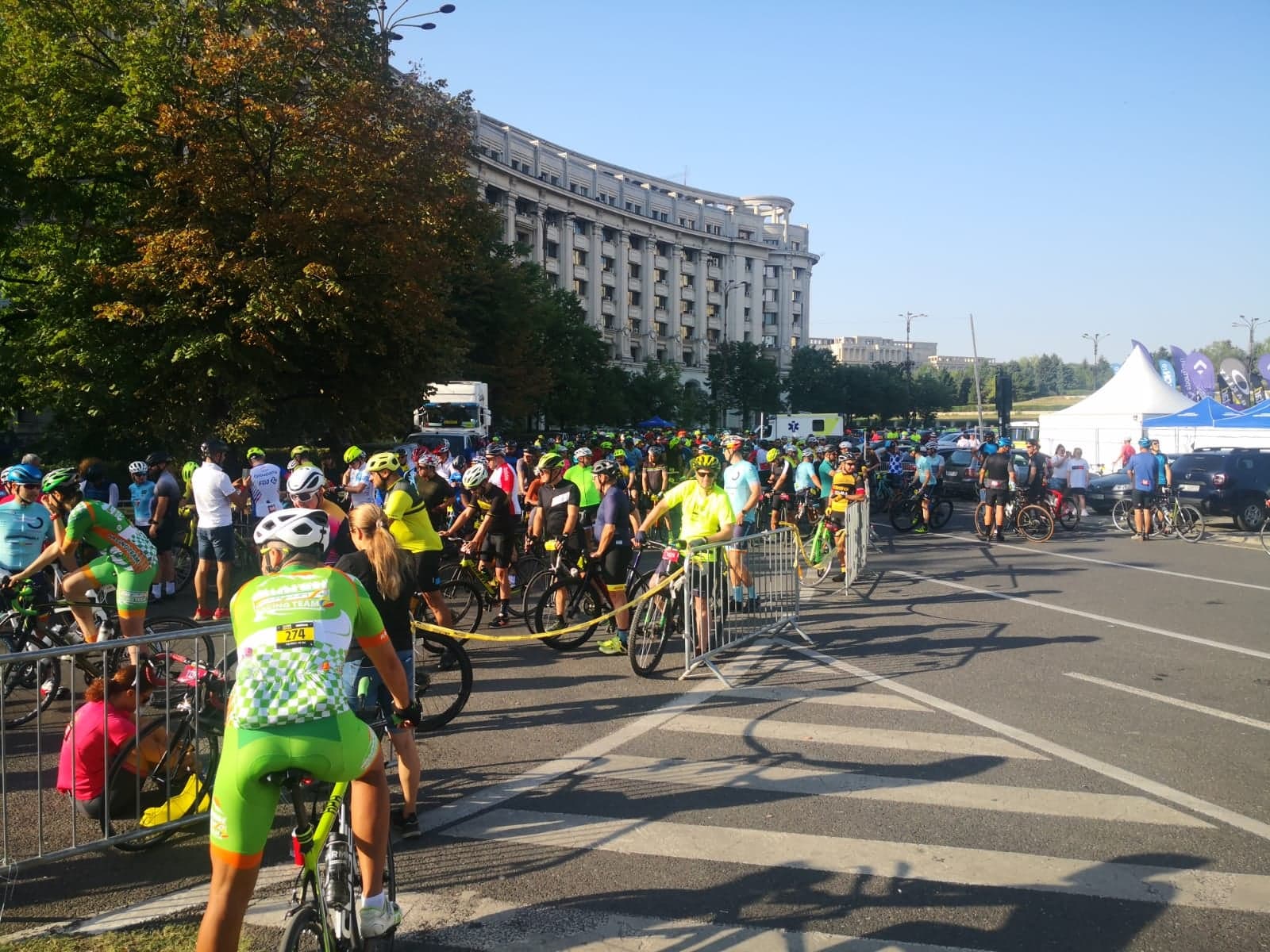 Incident la L'Etape by Tour de France. Doi cicliști au căzut, după ce unul a încercat să evite linia de tramvai