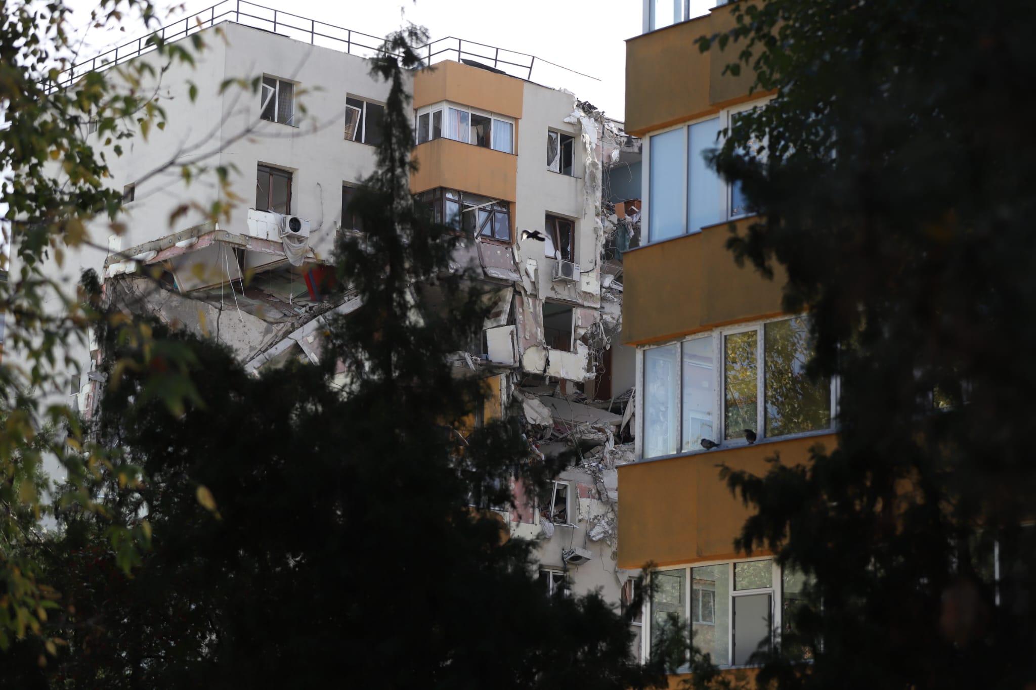 Lucrări la blocul din Rahova afectat de explozie, la un an de la deflagrație