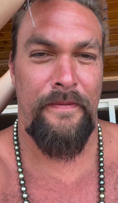 Jason Momoa s-a tuns scurt, în fața camerei. A renunțat la părul lung pentru o cauză nobilă