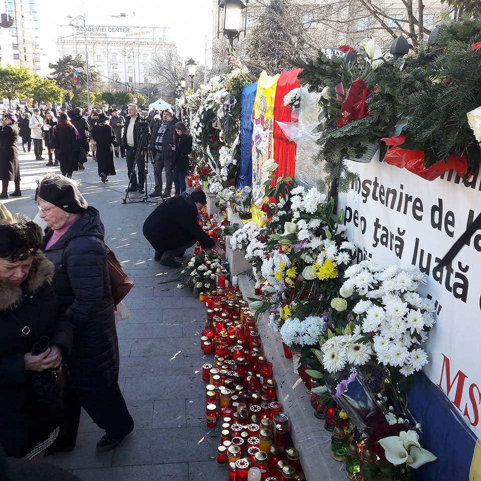 FOTO & VIDEO | Mii de oameni la Palatul Regal, în a doua zi de pelerinaj. ”Atât mai putem face pentru regele nostru. Lacrimi și flori”