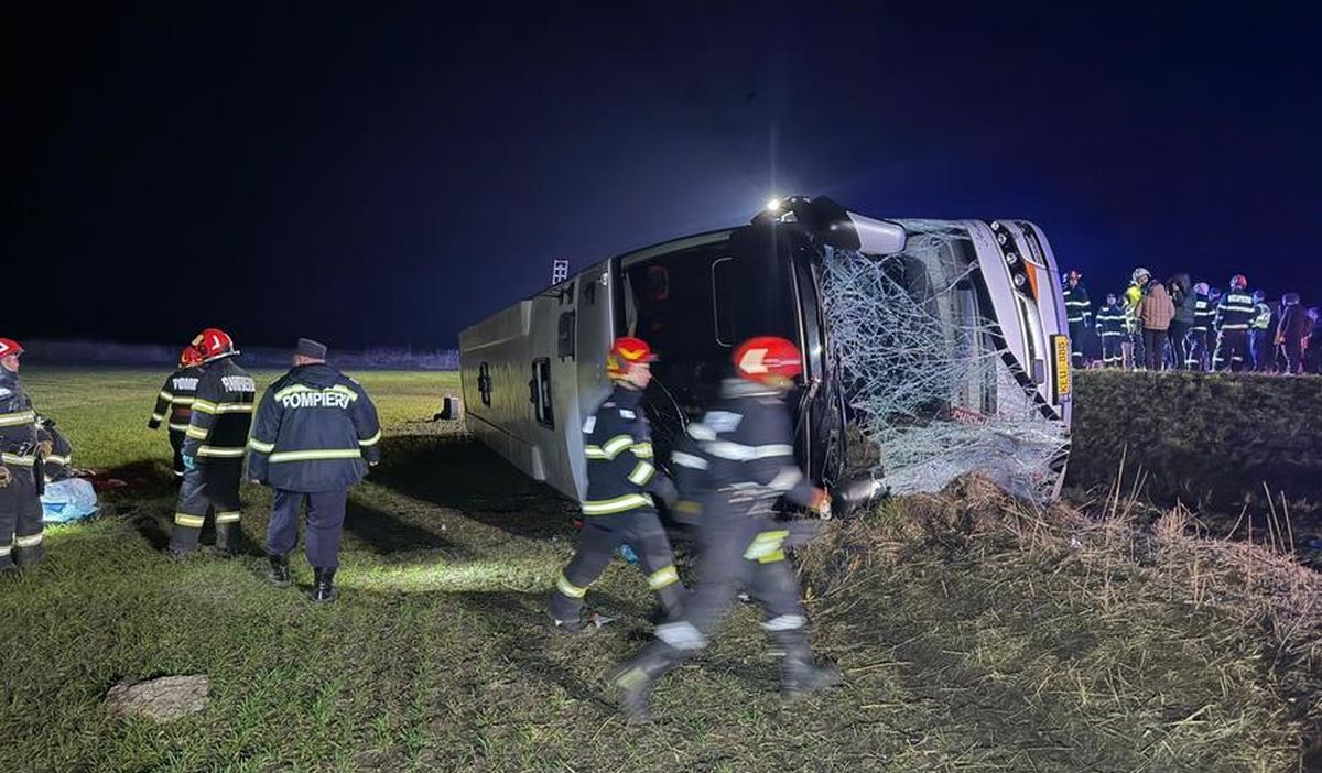 Un pasager a fost proiectat în afara mașinii și strivit de autocarul care s-a răsturnat, în Galați. Accidentul, soldat cu un mort și 14 răniți