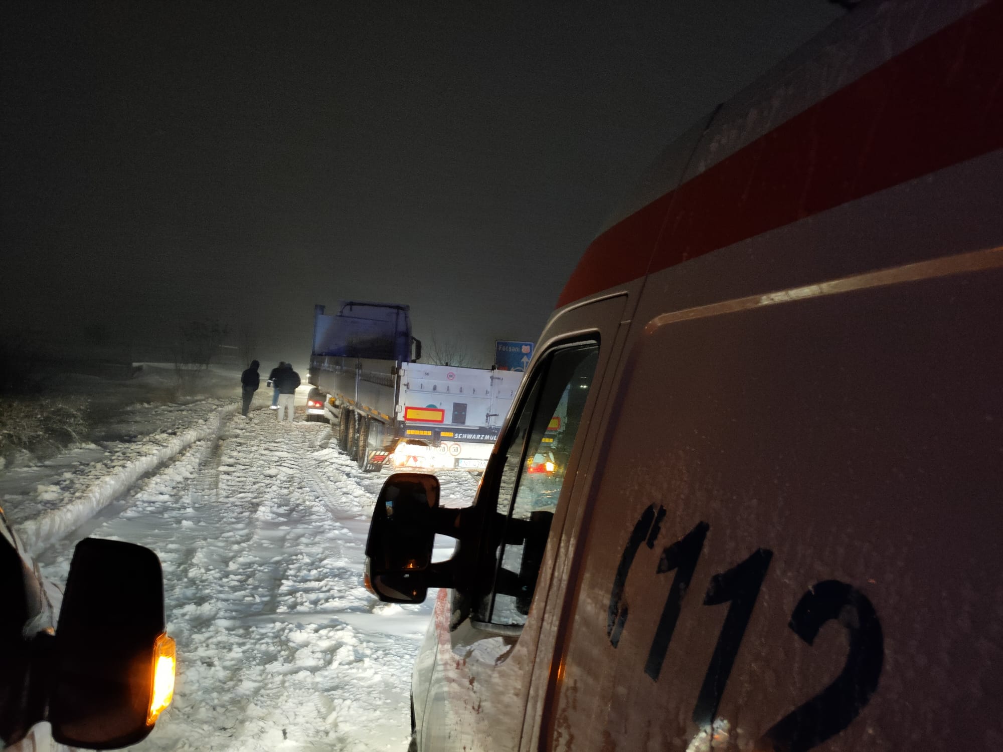 Ambulanță care transporta un pacient la spital, blocată în drum din cauza unui TIR derapat pe șosea, în Vrancea