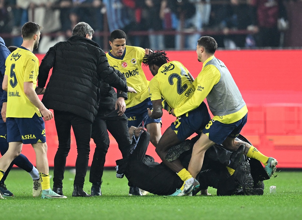 Imagini cu bătaia dintre jucătorii lui Fenerbahce și suporterii lui Trabzonspor intrați pe teren, în Turcia | VIDEO