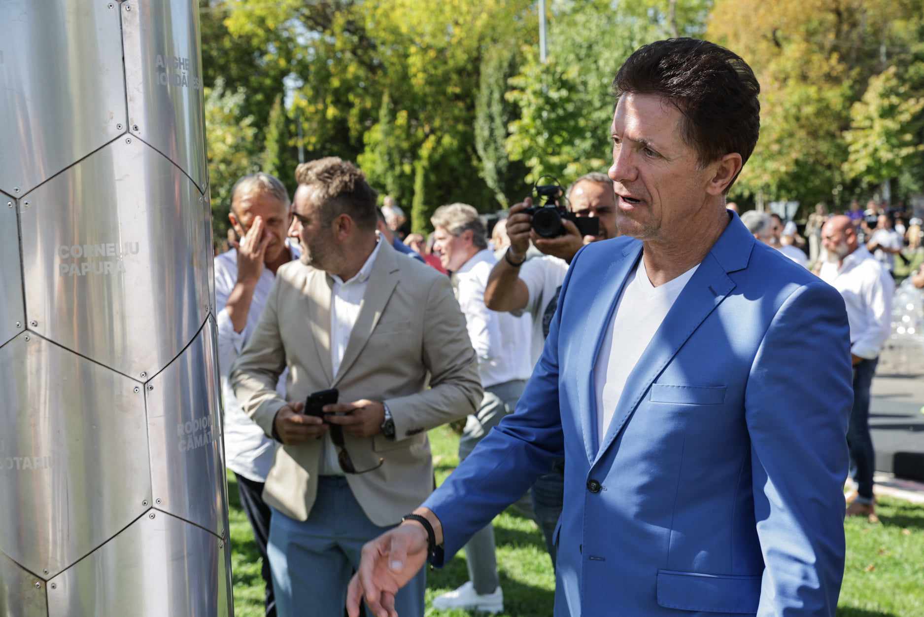 Monumentul dedicat Generației de Aur a României a fost inaugurat în fața Arenei Naționale. Este o poartă de fotbal uriașă