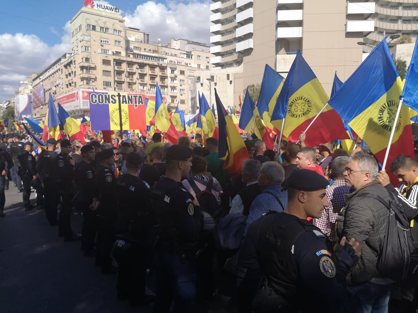 Scandal între taberele Simion și Șoșoacă, la protestul AUR. Manifestanții, despărțiți de jandarmi