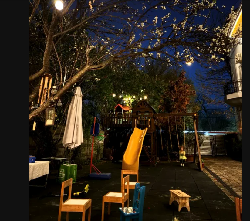 Imagini cu casa din Maramureș a Laurei Cosoi și a lui Cosmin Curticăpean. „Căsuța are momentan doar două camere. Avem de toate”