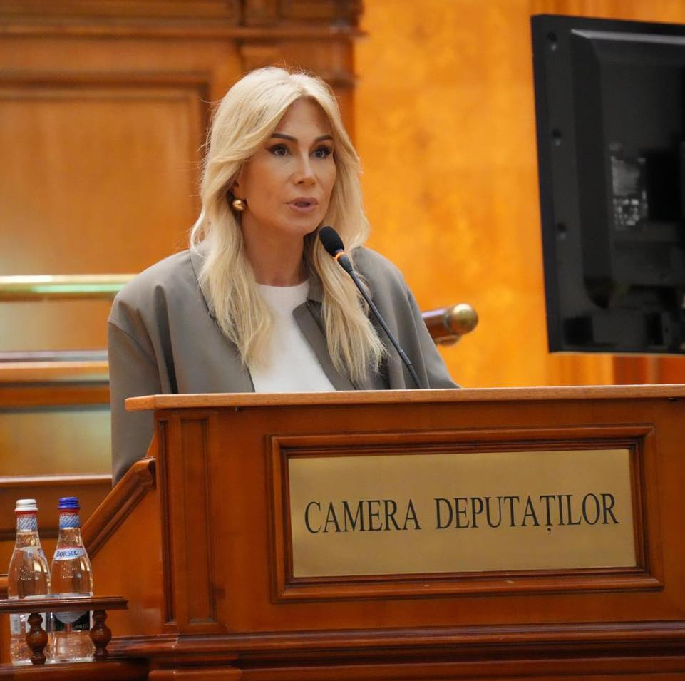 Imagini cu Raluca Turcan, după ce ar fi apelat la intervenții estetice. Transformarea fostului ministru al culturii este uluitoare