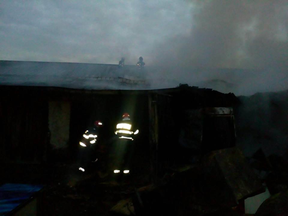 Incendiu la un depozit de electrocasnice din Iași. Arde o suprafață de 400 mp, iar pompierii intervin cu șase autospeciale