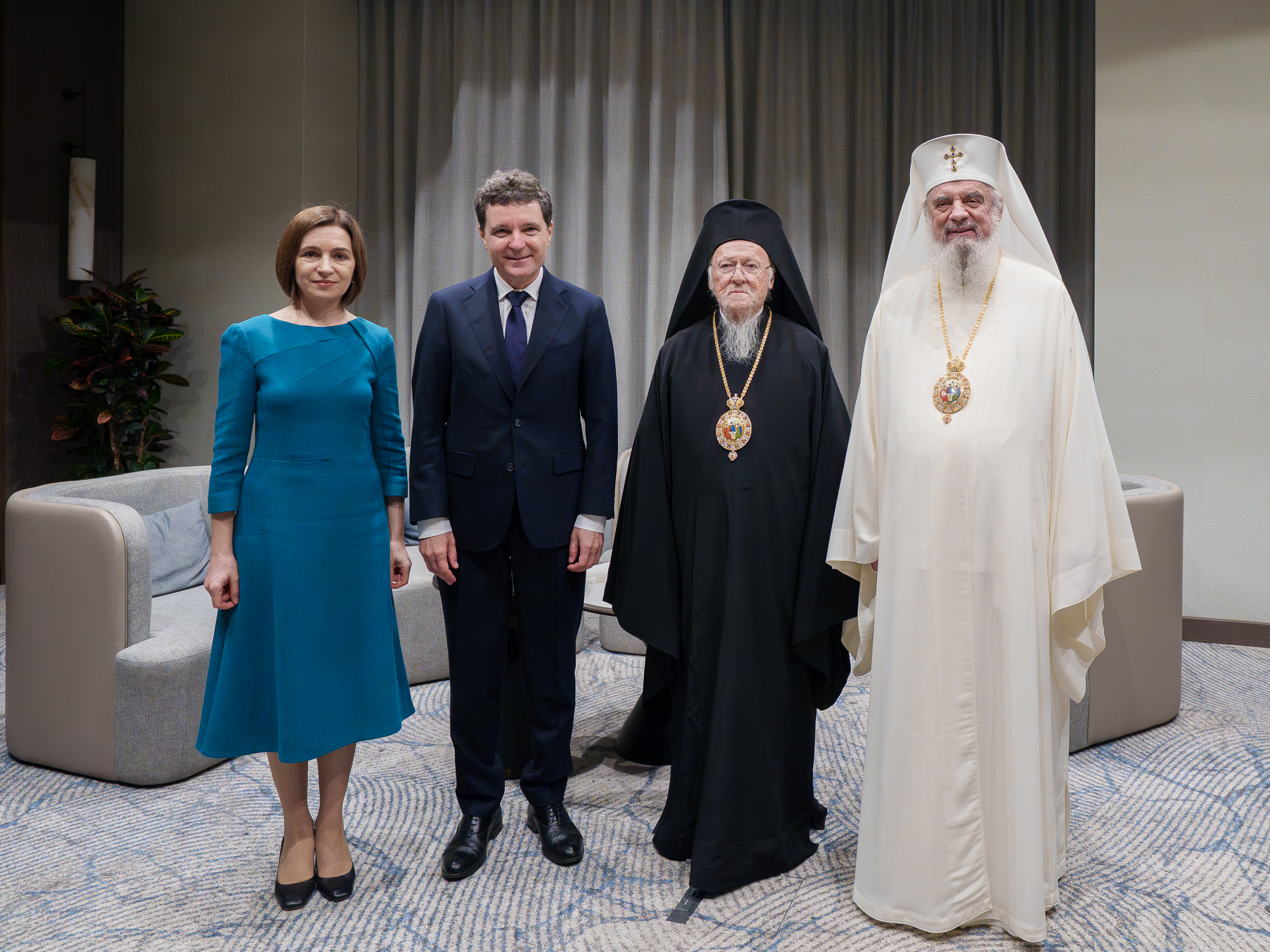 Dana Budeanu a criticat ținuta aleasă de Mirabela Grădinaru, partenera lui Nicușor Dan, la sfințirea Catedralei Mântuirii Neamului: „Alo, protocolu’ Cotroceni?”