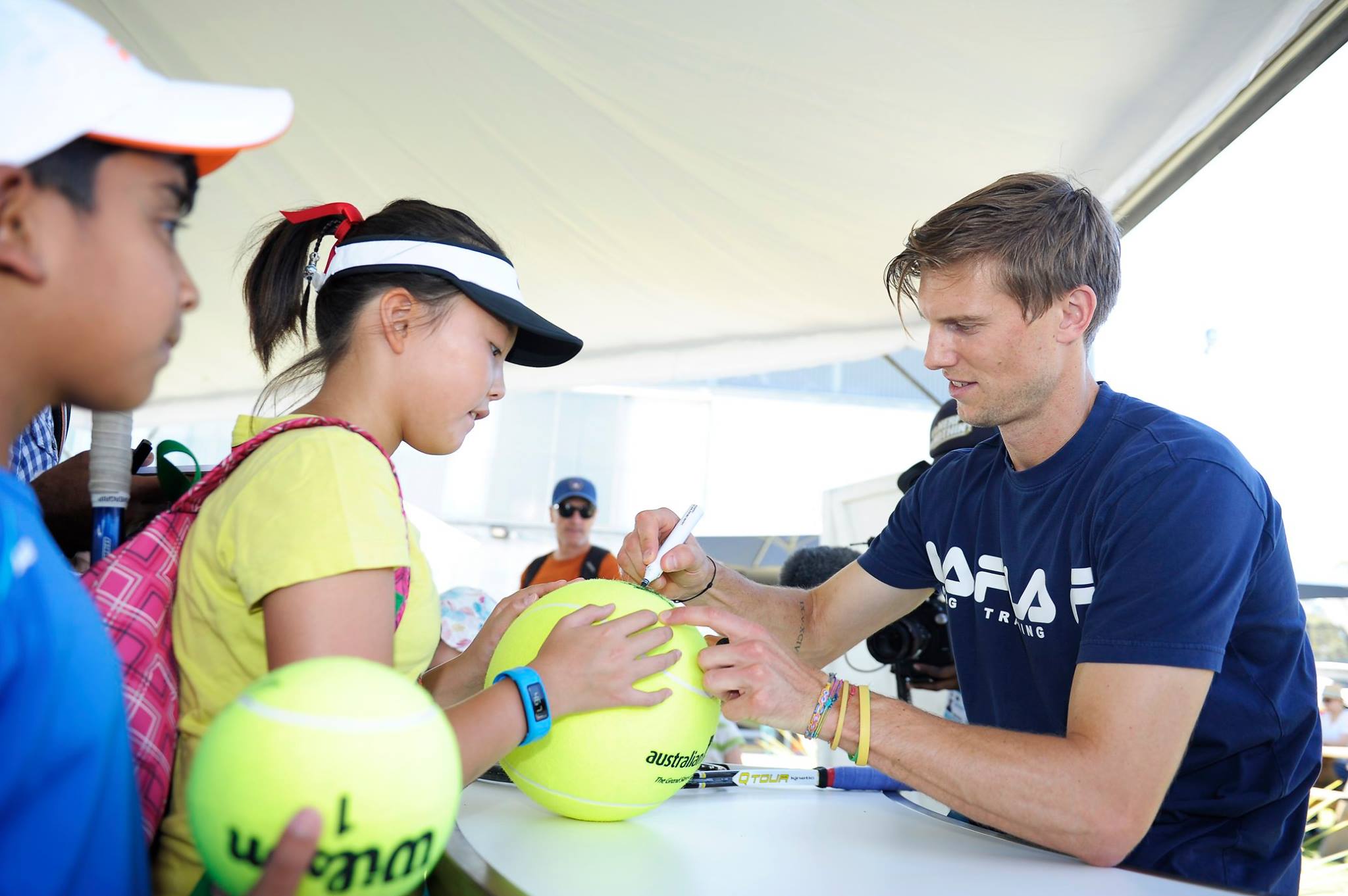 Simona Halep, strălucitoare la petrecerea jucătoarelor. La Sydney, sportiva a fost în formă și la ”Kids Day”, avându-l alături pe bulgarul Grigor Dimitrov, cel mai râvnit bărbat din circuit. Accidentarea care a făcut-o să abandoneze la Brisbane n-a trecut/ FOTO & VIDEO