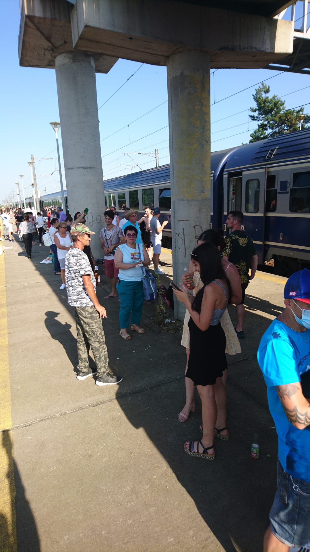 Zeci de călători, blocați la aproape 40 de grade în trenul cu care se întorceau de la mare. „Nu a mers aerul”