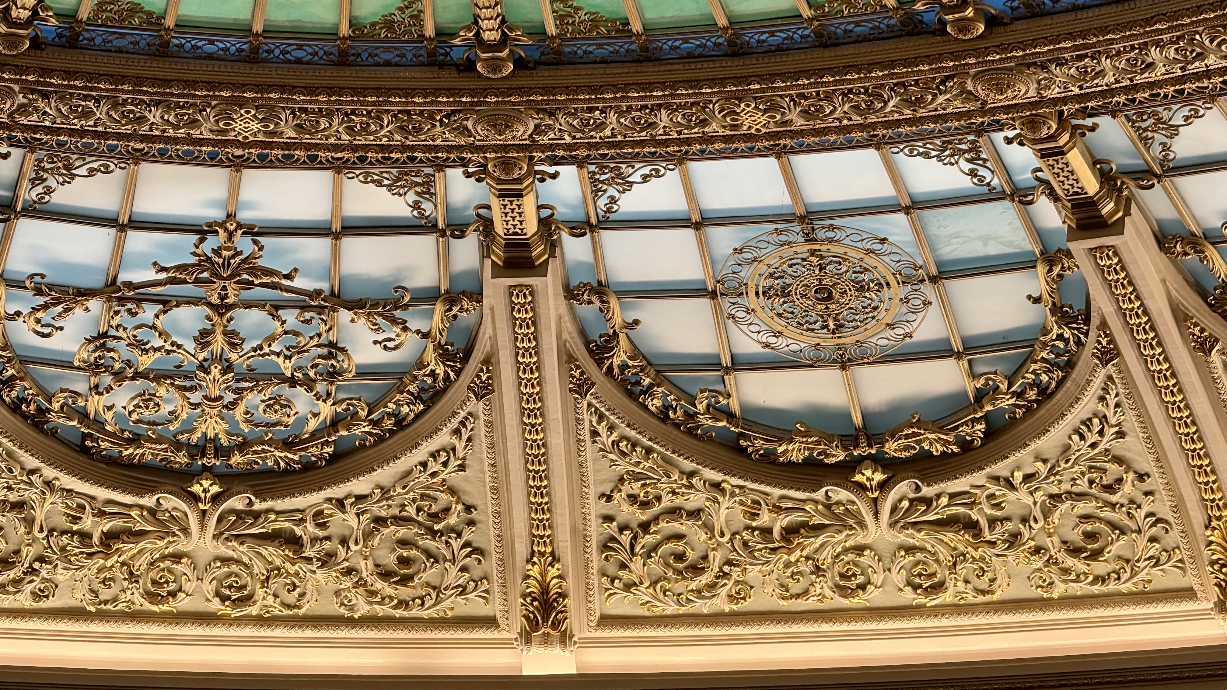 Secretele marmurei interzise de Ceaușescu și stema de 3,5 tone! Am vizitat Senatul României: buncărul pentru 300 de persoane și liniile de metrou fantomă