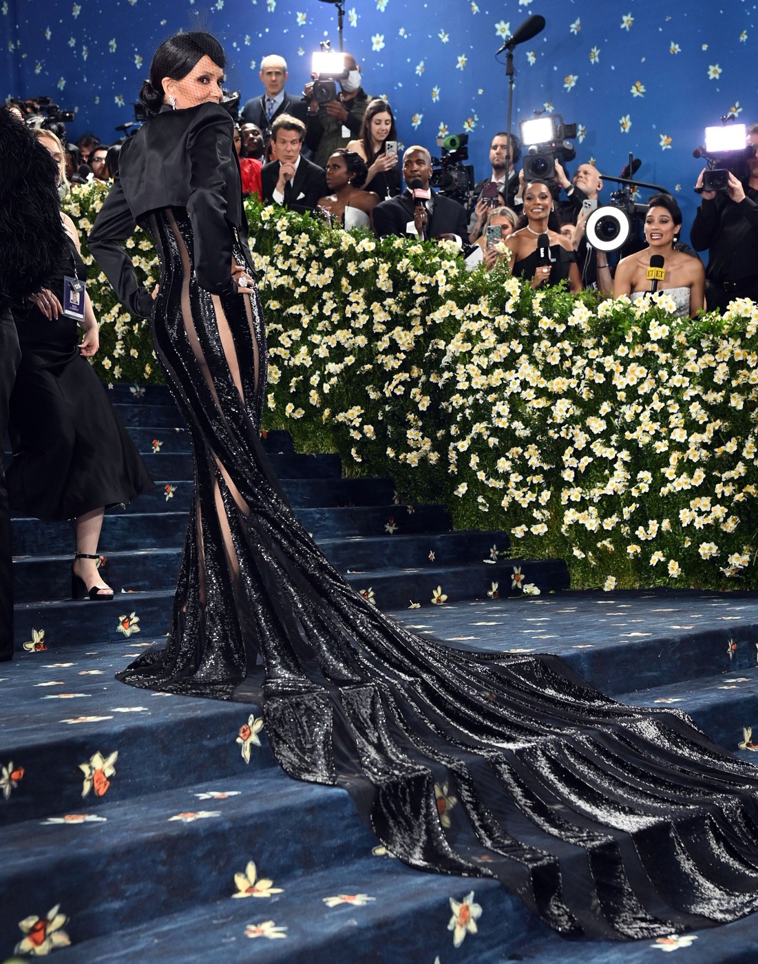 Halle Berry, aproape de o gafă vestimentară la Met Gala 2025. Rochia neagră cu părți transparente a lăsat prea mult la vedere