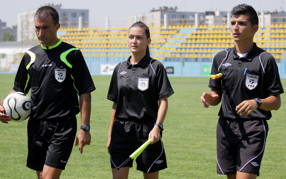 VIDEO/ Un fost manechin a ajuns să facă legea în terenul... de fotbal. Andreea Ene e cel mai sexy arbitru din România!