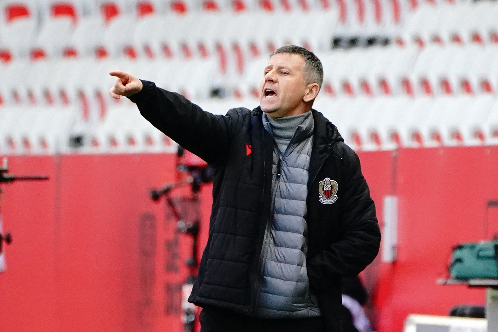 De la Yverdon, Adrian Ursea se declară suporterul lui Mircea Lucescu: „Câți mare antrenori am avut la nivelul ăsta? Doar 2 în istorie, Piști Covaci și nea Mircea”. De ce spune că „noi suntem cei mai mari hoți de pe pământ”