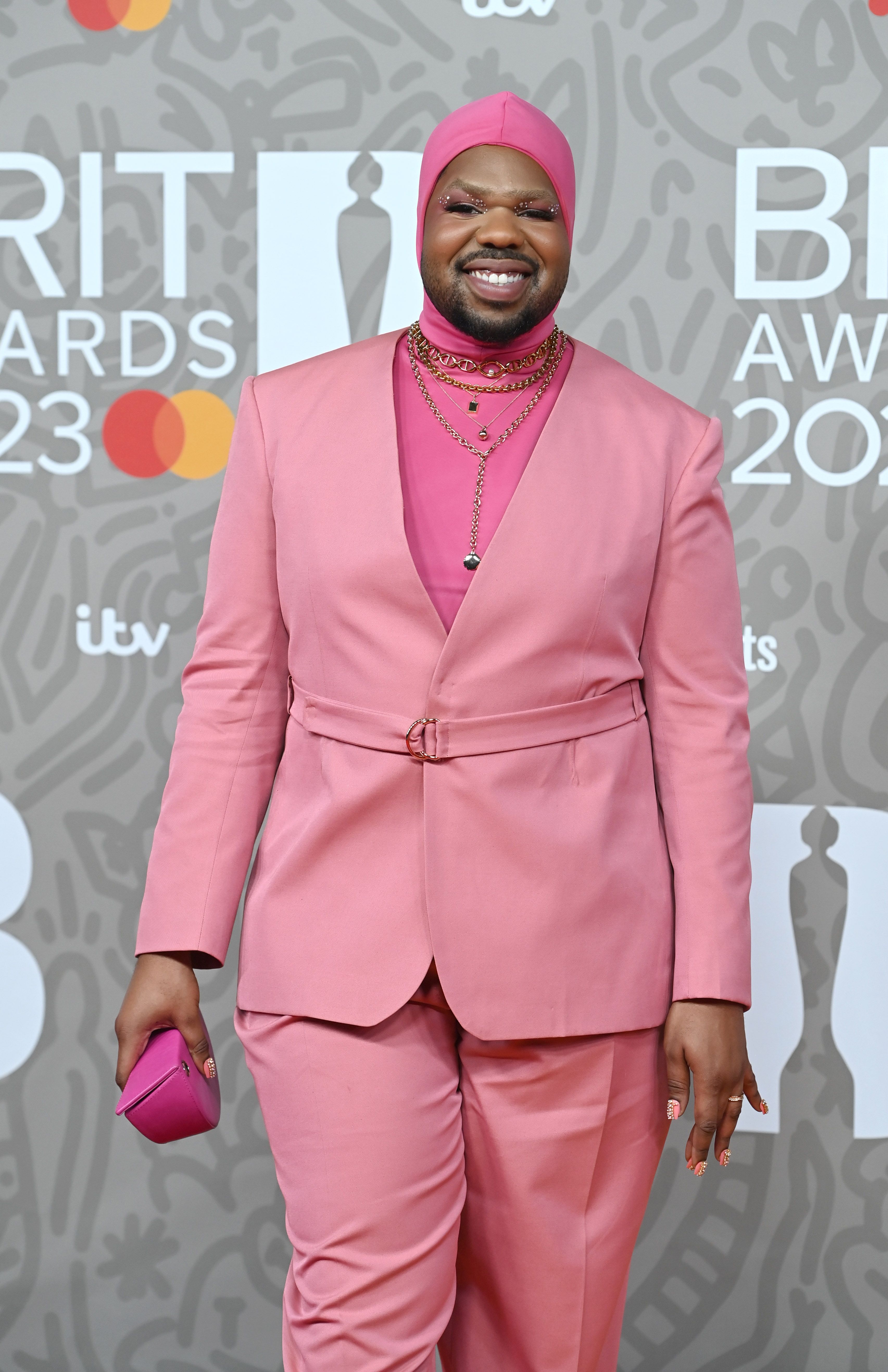 Apariții controversate pe covorul roșu la Brit Awards 2023. Sam Smith a purtat o ținută extravagantă