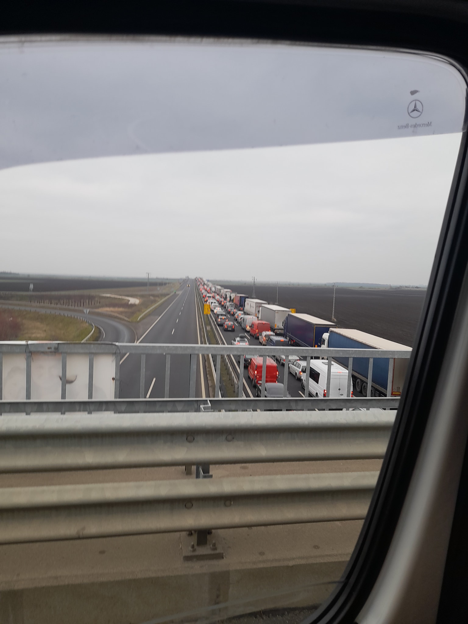 „Am stat 8 ore și acum stau și după foaia de carantină”. Mărturiile românilor blocați la intrarea în țară, la granița cu Ungaria