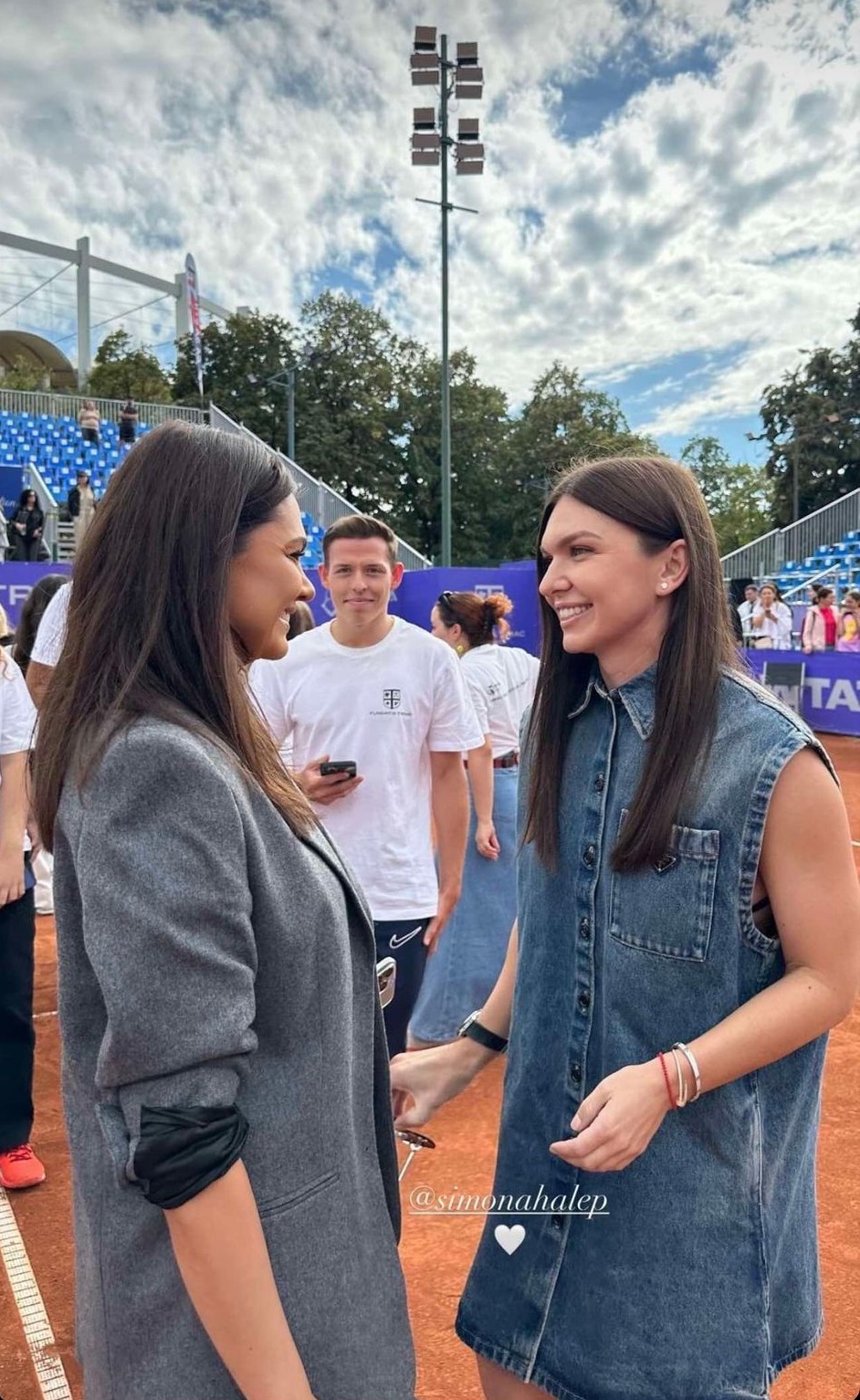 Cât costă rochia Prada purtată de Simona Halep la turneul lui Ion Țiriac. A atras atenția și cu pantofii viu colorați