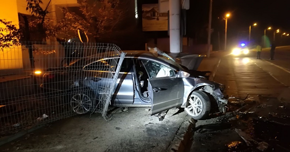 Un medic din Sibiu a intrat cu mașina într-un stâlp, la 220 km/h, și a murit pe loc