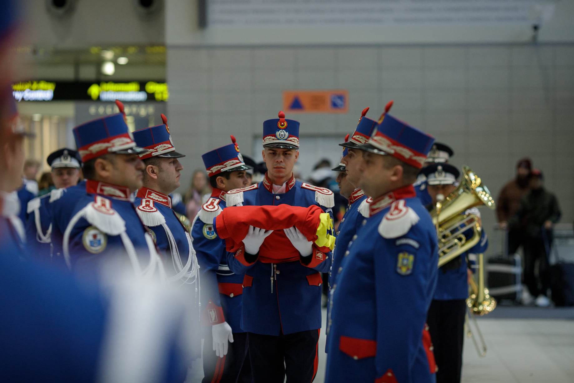 Flashmob pe Aeroportul Otopeni, de 1 Decembrie: defilări ale Jandarmeriei Române pe melodii folclorice interpretate de fanfară. VIDEO