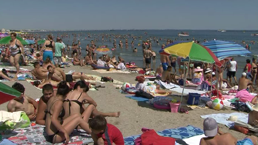 Bunele maniere n-au mai încăput în bagaj! Turiștii se plimbă în slipi pe străzile orașului Constanța