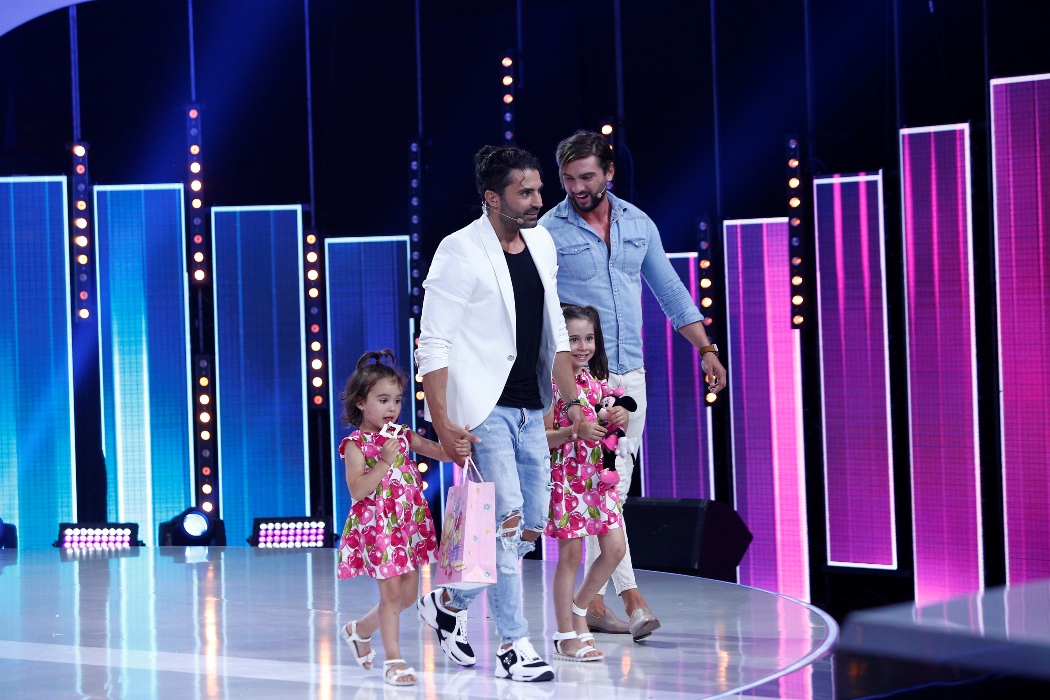 Pepe, sărbătorit pe platourile de filmare, la “Next Star”.  Maria și Rosa i-au făcut o surpriză tatălui lor, la aniversarea zilei de naștere | FOTO