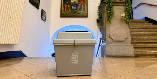 Figyelem! Mozgóurnás csalók hívogatják az időseket ebben a városban: van olyan helyi lakos, aki már szavazott is