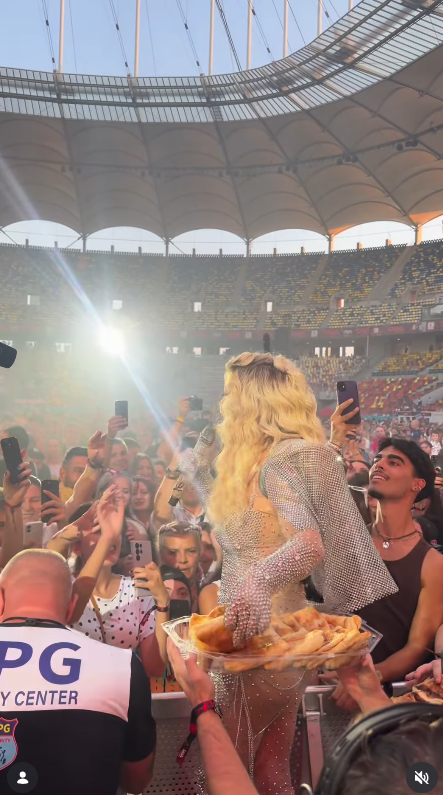 Loredana Groza a împărțit merdenele la un festival din București, într-o ținută complet transparentă. „S-a ajuns mult prea departe”
