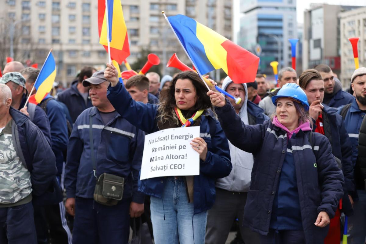 Fanii lui Călin Georgescu au spart barajul la protestul de la Guvern. Bătaie între mineri și jandarmi la finalul manifestației