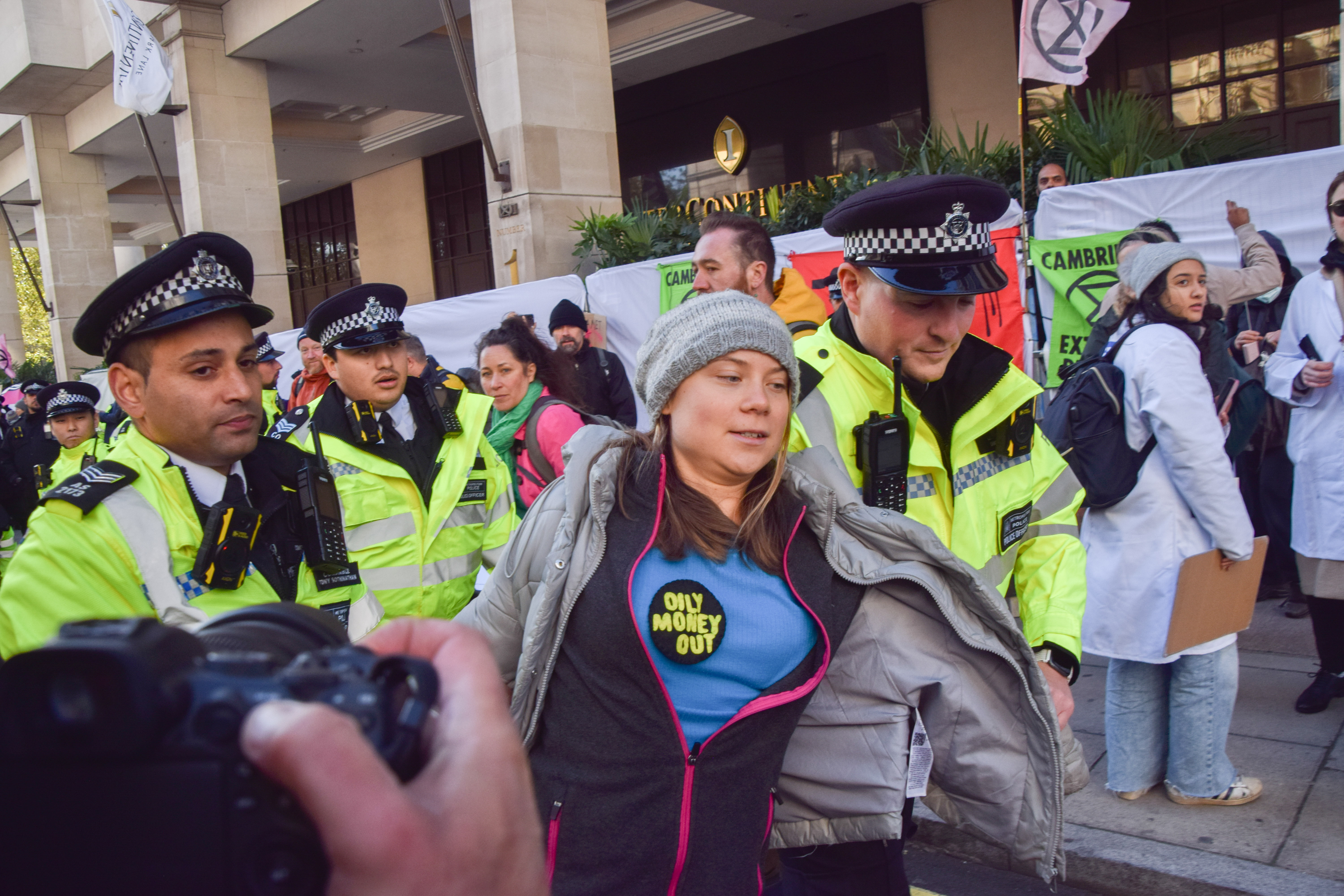 Activista Greta Thunberg, reținută și luată cu duba de poliție în timpul unui protest la Londra