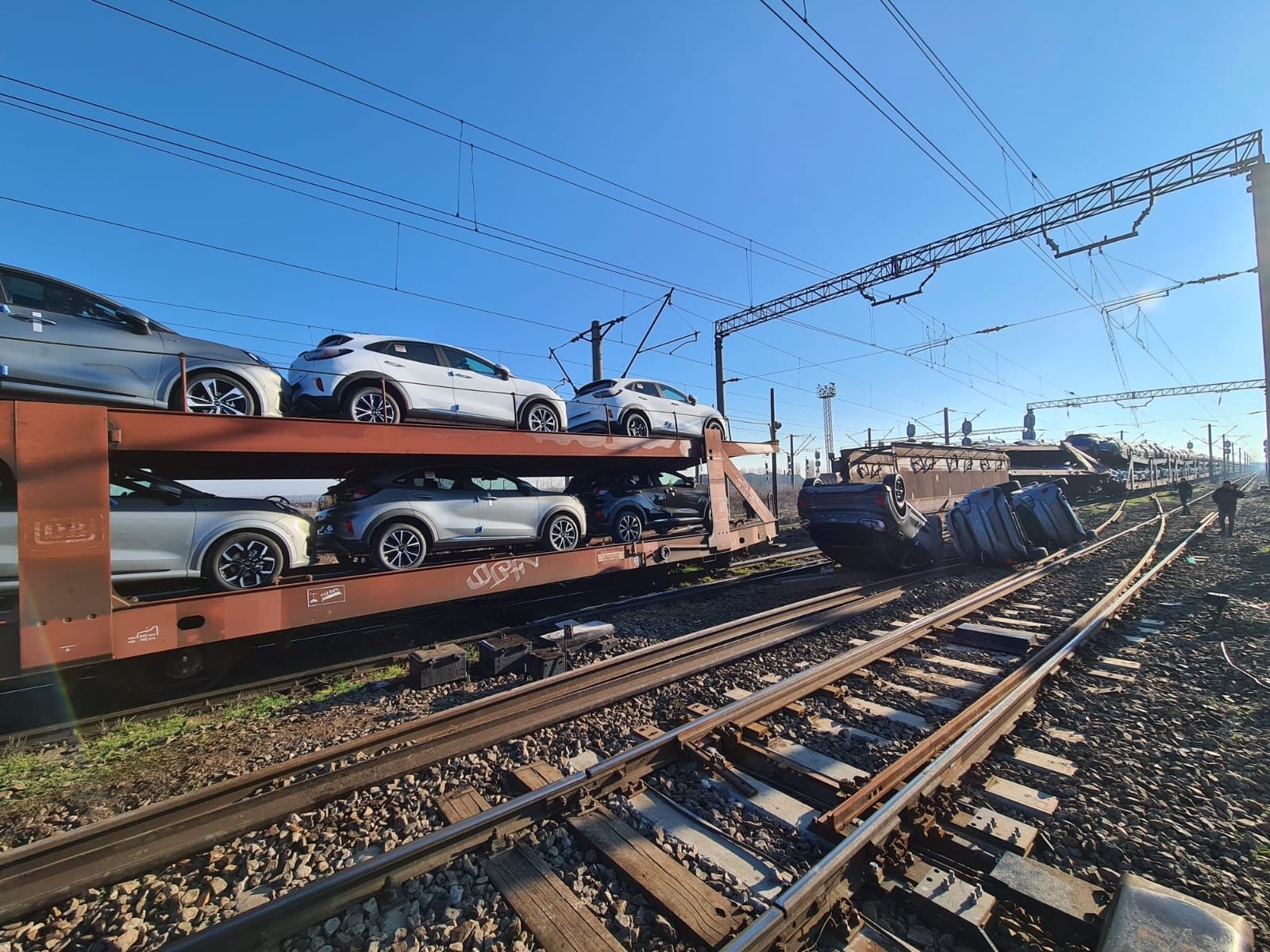 IMAGINI după impact. Cum arată locomotiva care a provocat deraierea unui marfar în Teleorman