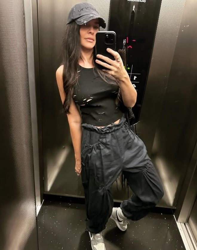 Imagini rare cu Adelina Chivu în costum de baie, la 44 de ani. A încercat să fie discretă și să se ascundă cât a putut sub umbrelă