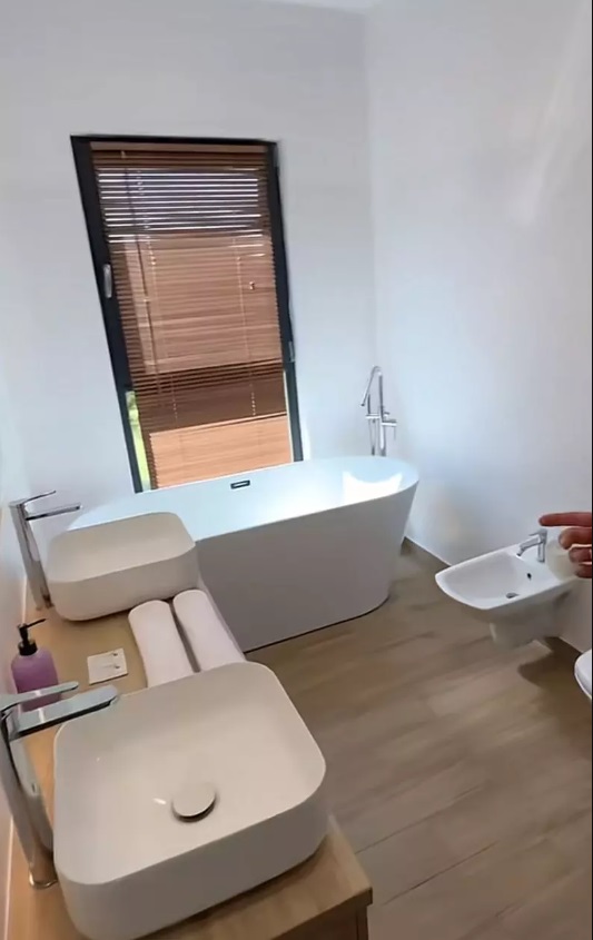 Imagini cu vila lui Marcel Andrei de la „Insula Iubirii”. Casa are trei dormitoare, dar și piscină și jacuzzi