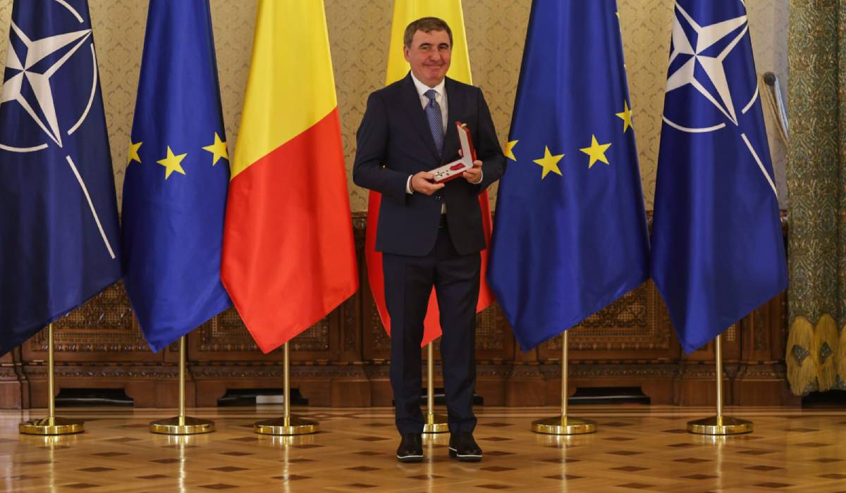 De ce a lipsit Ianis Hagi de la Palatul Cotroceni, unde Gică Hagi a fost decorat de Ilie Bolojan
